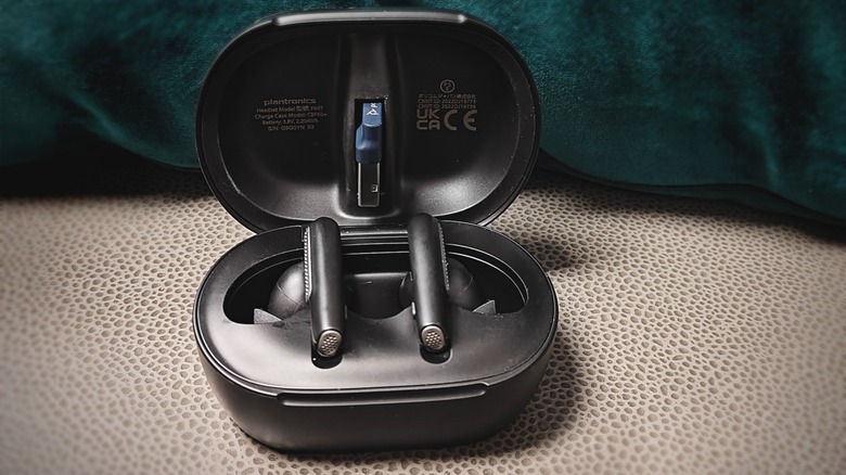 Features Earbuds Voyager A Poly UC Premium Review: Price For Premium 60+