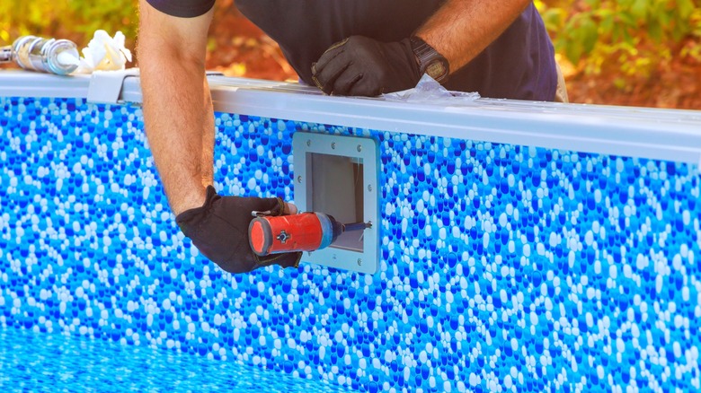 A worker fixing pool filtration by edge