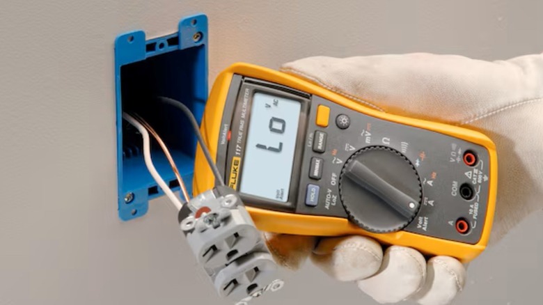 Using the Fluke 117 Electrician's Digital Multimeter's non=contact function to detect voltage.