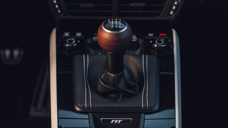 Close up of a Porsche 911 Carrera S manual shift knob with MT Packagage