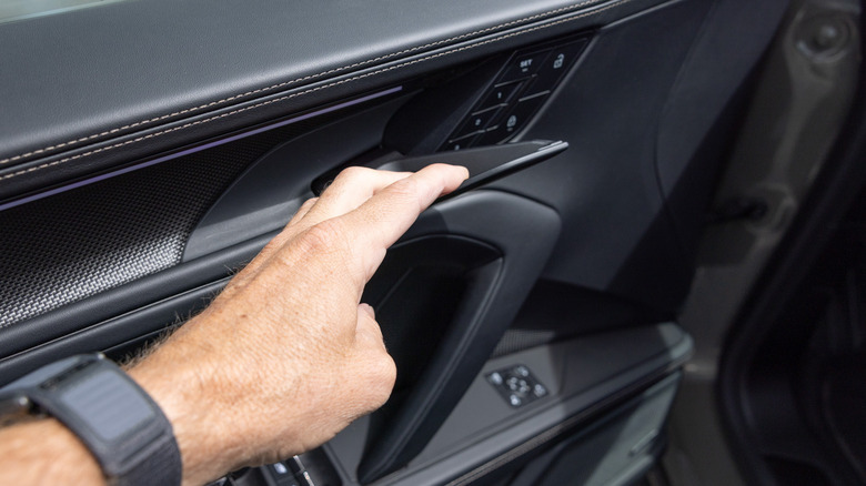 2026 Porsche Cayenne Electric Turbo terrible door handle