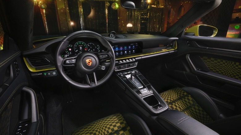 Dashboard and interior of Porsche 911 Spirit 70