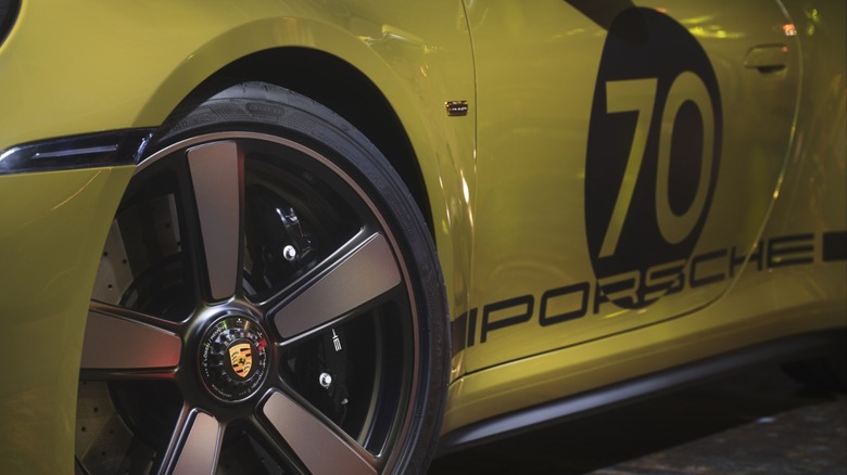 Front left view of the Porsche 911 Spirit 70