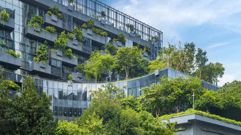 Um edifício moderno incorporando muita vegetação.