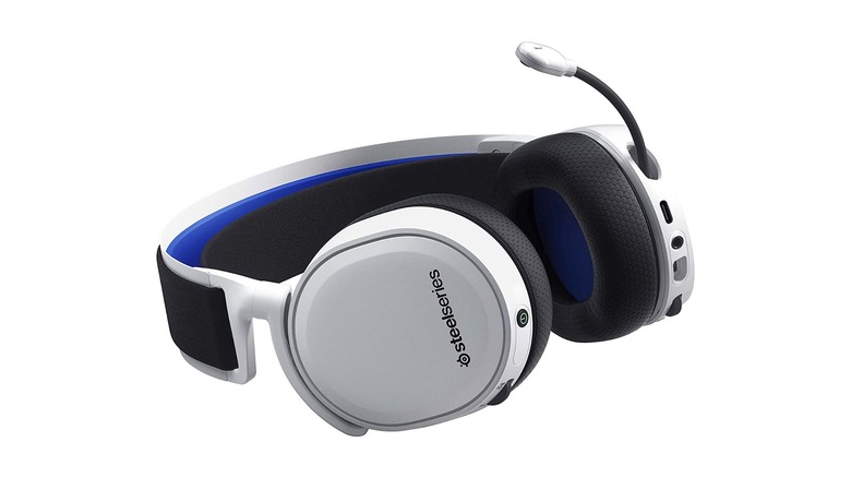 White SteelSeries Arctis 7P+ headset 