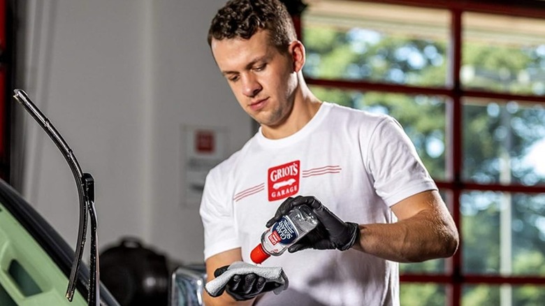Man applying Griot's Garage Glass Sealant to a rag