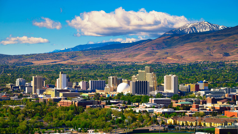 Picture of the mountains in Nevada surrounding Las Vegas