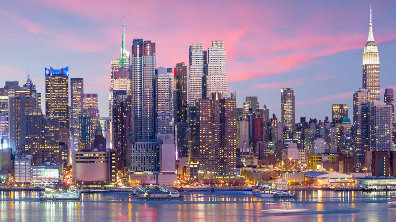 Picture of the New York skyline in the evening