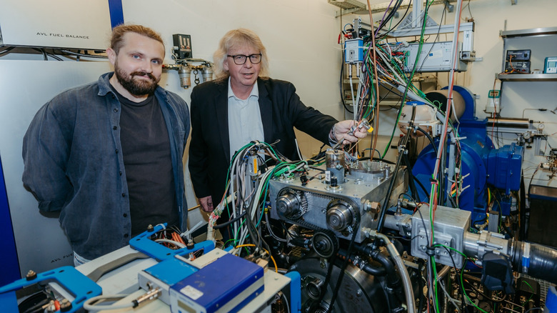Researchers from the University of Magdeburg's Institute for Engineering of Products and Systems with their hydrogen cycle engine