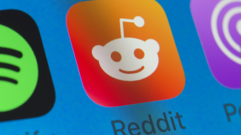 Reddit app icon on a screen