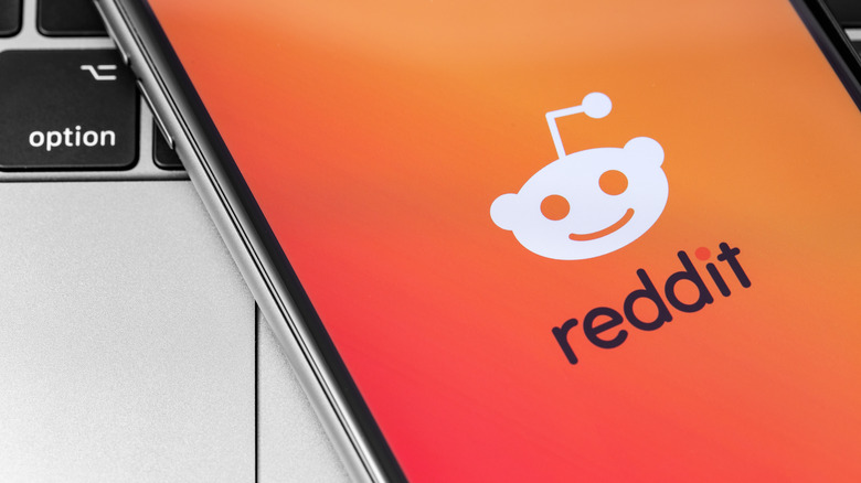 Reddit logo on phone 