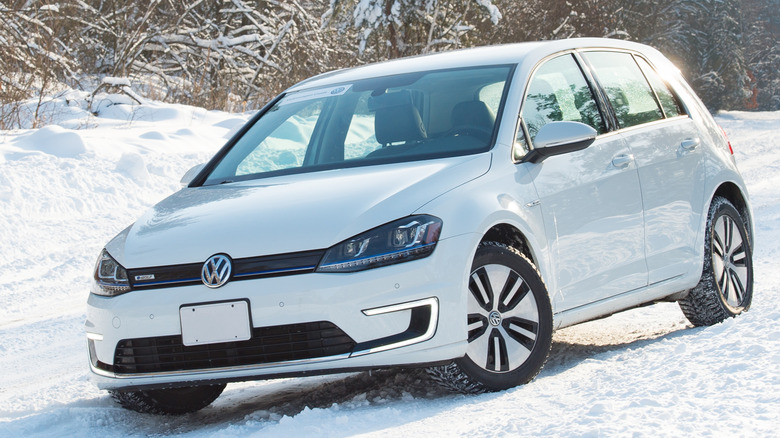 VW e-Golf on snowy road