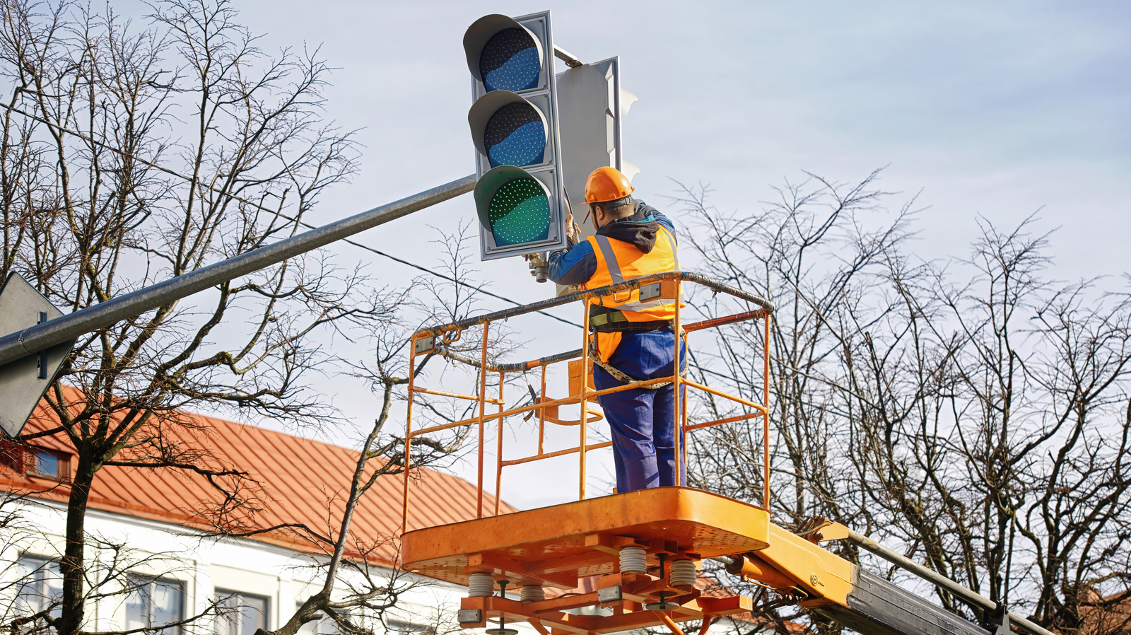Researchers Suggest Adding A New Color To Traffic Lights – Here's What It Would Be For