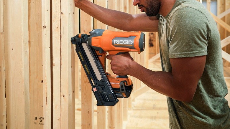 Ridgid R09895 cordless nailer in use