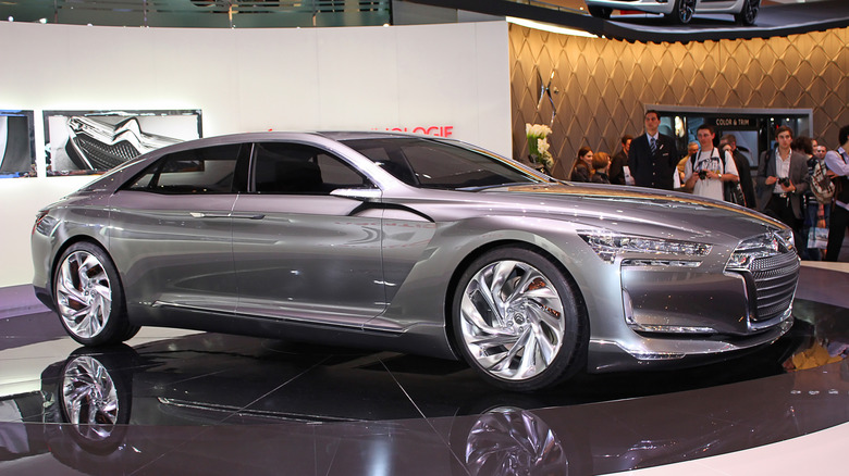 The Citroen Metropolis concept at an auto show floor, front 3/4 view