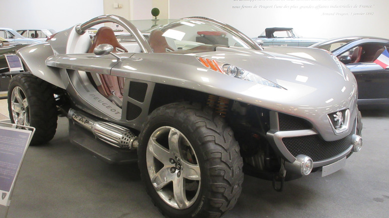 The Peugeot Hoggar concept in a warehouse, front 3/4 view