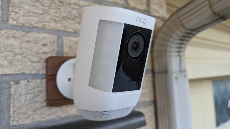 Ring Spotlight Cam Pro Cablata: Videocamera Sicurezza Esterna Con Video 4K, Zoom 10x E Faretto 600 Lumen – Prova 30 Giorni