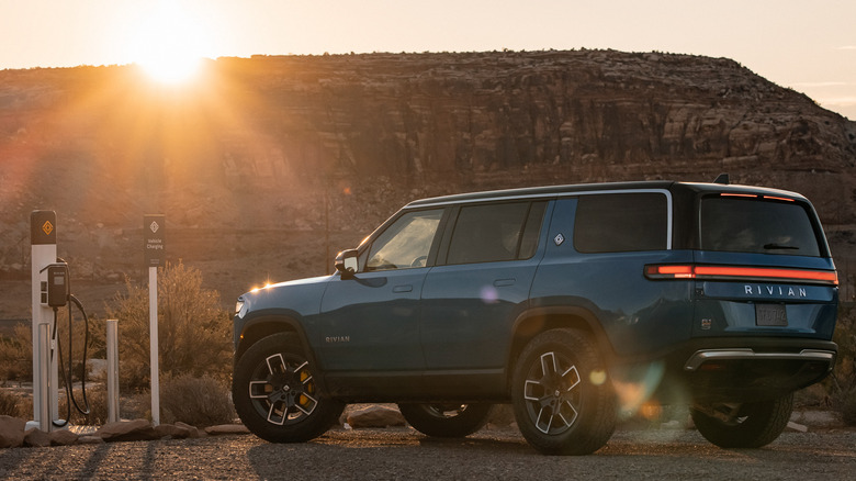 rivian r1s