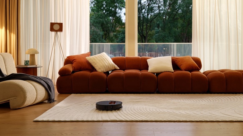 Roborock Saros Z70 in lounge