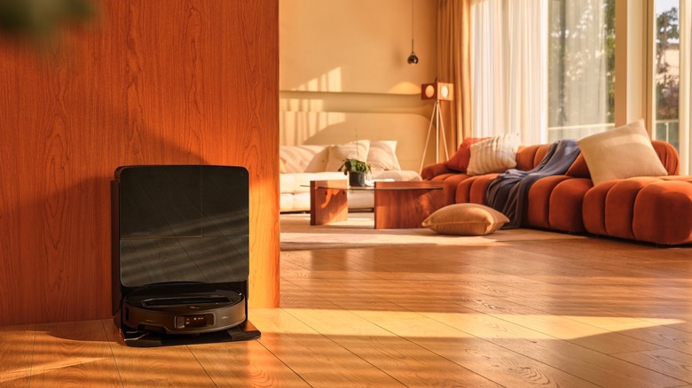 Roborock Saros Z70 in docking station