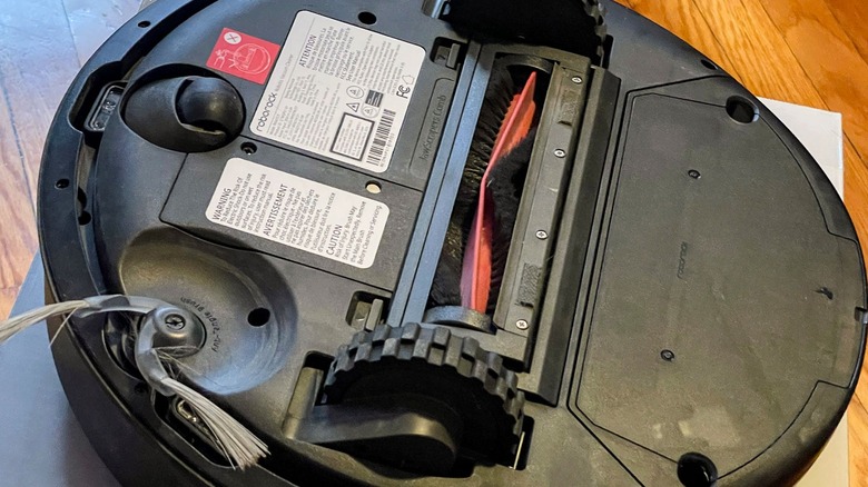 Closeup of the Power and Home buttons on the Roborock Q7 M5+.