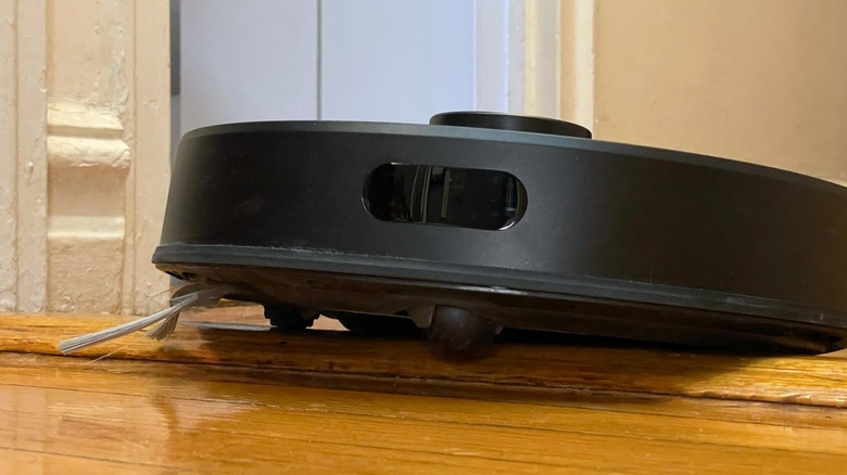 Roborock Q7 M5+ effortlessly rolling over a doorframe room divider.
