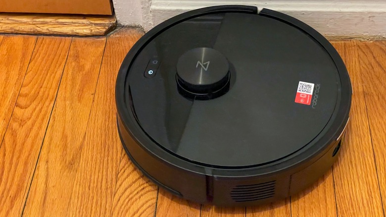 The Roborock Q7 M5+ box with the vacuum on top, dock to the side, and mop head at the bottom.