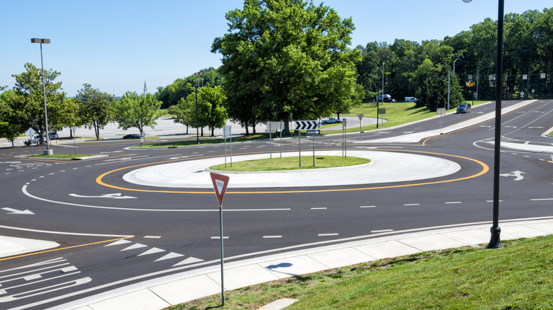 A traffic roundabout with no cars on it.