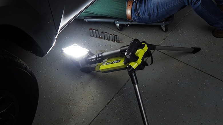 18V One+ Hybrid LED Tripod Stand Light