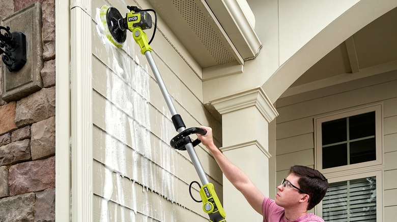 person using ryobi telescoping scrubber