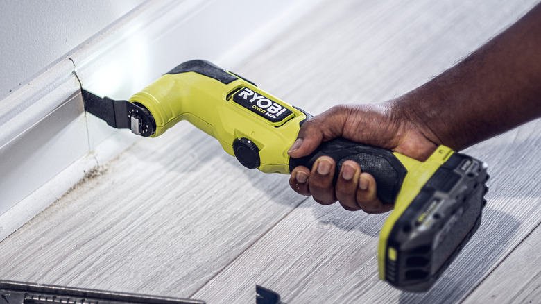 Cutting baseboard with a Ryobi multitool