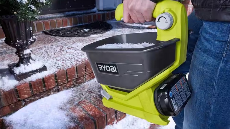 Spreading salt with the Ryobi spreader