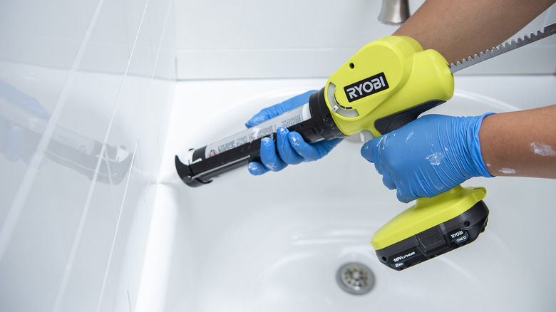 using Ryobi caulk gun on bathtub