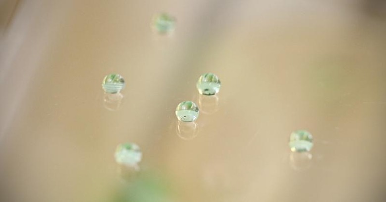 superhydrophobic-water-droplets
