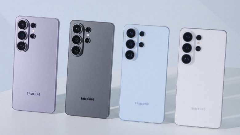 Four Samsung Galaxy 26 Ultras displayed on gradient background