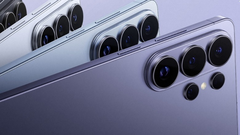 Several Samsung Galaxy 26 Ultras displayed on gradient background