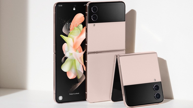 Samsung Galaxy Z Flip 4 in gold 