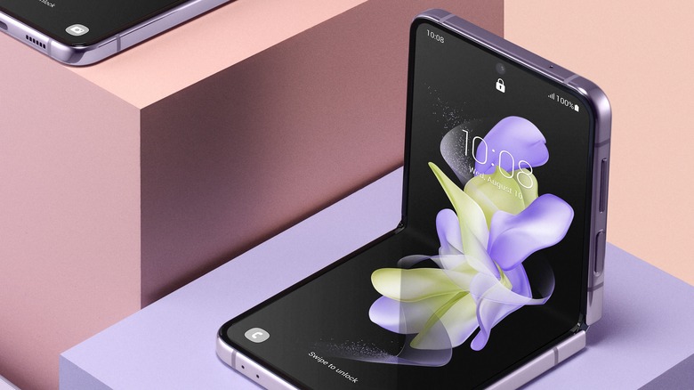 Galaxy Z Flip 4 in Bora Purple 