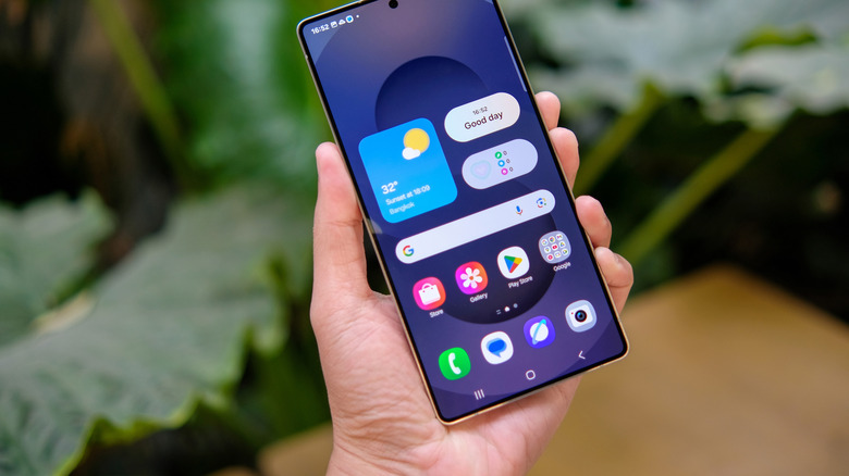 A man holding the Galaxy S25 Ultra in his hand.