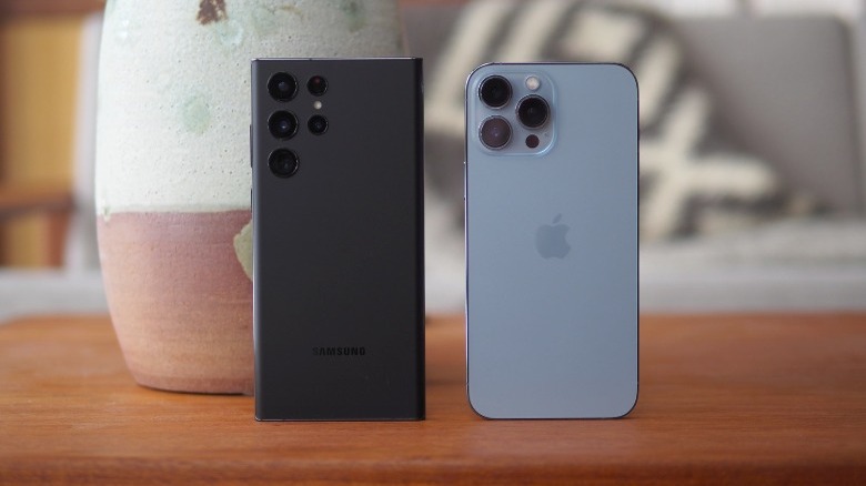 Samsung Galaxy S22 Ultra and iPhone 13 Pro Max