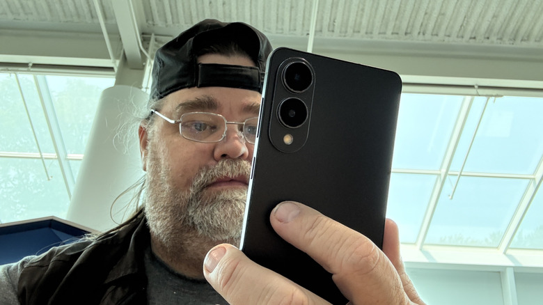 El hombre que sostiene el Samsung Galaxy S25 Edge