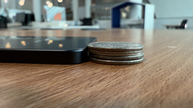 Samsung Galaxy S25 Edge junto a una construcción de edificios