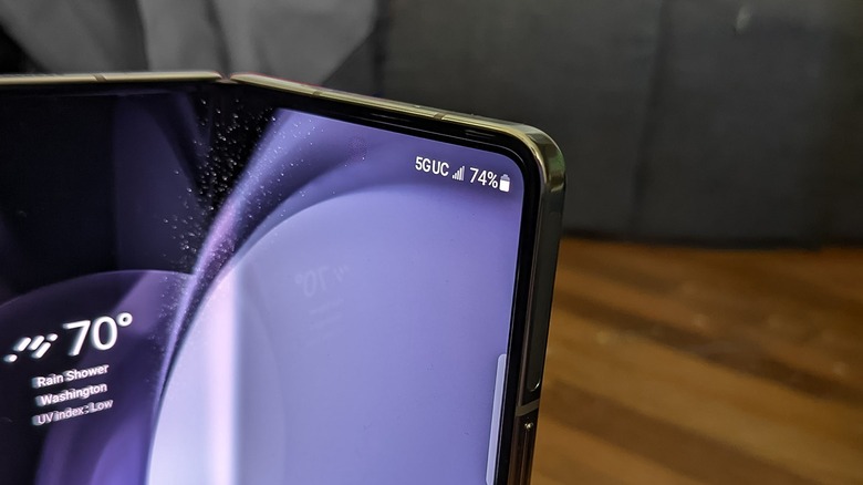 battery indicator on foldable smartphone