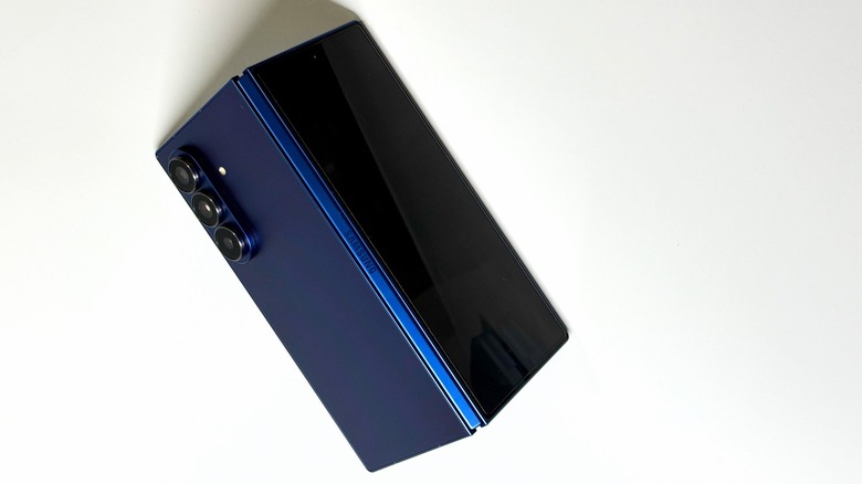 Hinge view on Samsung Galaxy Z Fold 7.