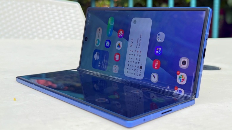 Home Screen of Samsung Galaxy Z Fold 7.