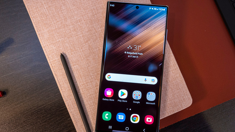 Samsung Galaxy S22 Ultra and stylus lying on desk