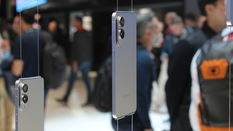 Samsung S25 Edge on display at a Samsung event.