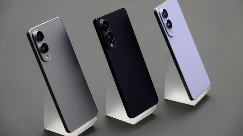 Samsung S25 Edge in three different colors.