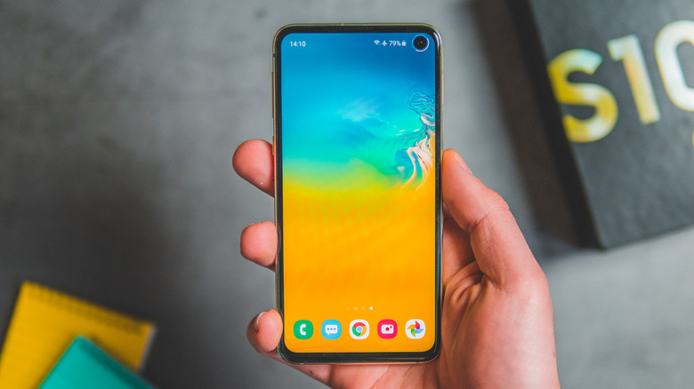 The front fascia of the Samsung Galaxy S10e