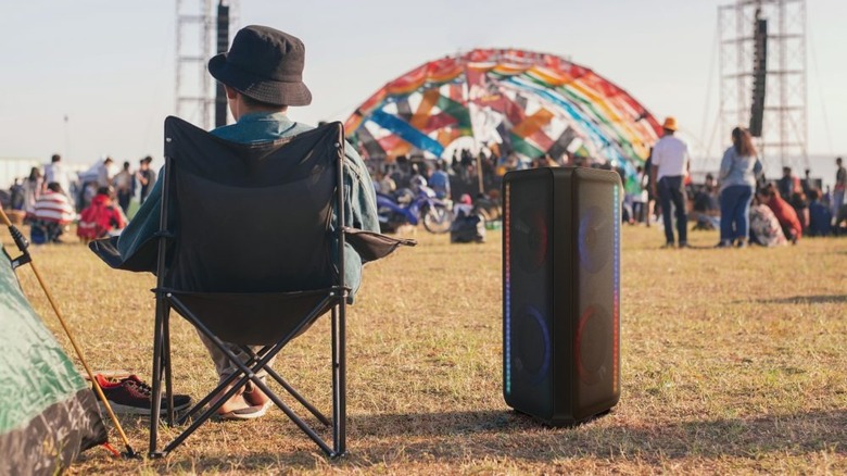 Person using a Samsung Soundtower